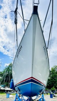 C&C 29 1984 Out of water Bow hull and antifoul.jpg